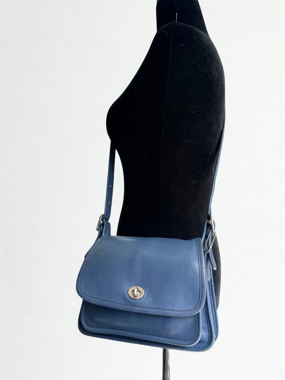 SOLD! Vintage Coach Cornflower Blue Leather Rambler's Legacy Crossbody Bag 9061 - Picture 2 of 14